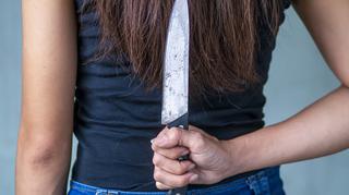 15-latka kilkakrotnie zraniła matkę nożem. Krzyczała: 