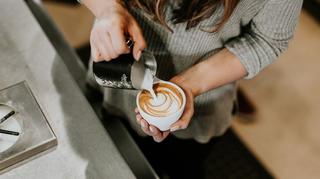 Kiedy i dla kogo najlepiej sprawdzi się ekspres automatyczny do kawy? 