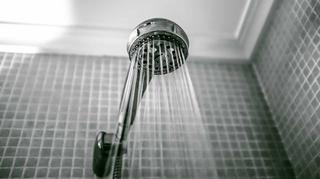 Czy warto odstawić szampon i odżywkę, czyli jakie efekty daje mycie włosów samą wodą