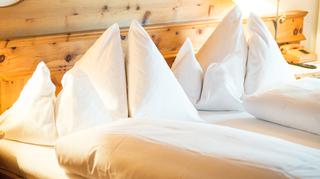 Łóżko sosnowe piętrowe lub białe do sypialni. Jak wybrać łóżko sosnowe dla dziecka?