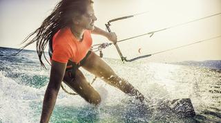Kite­sur­fing - nie­zwy­kle modny sport wodny. Na czym wła­ści­wie polega i jak się go nauczyć?