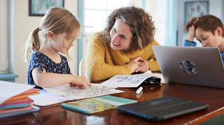Jak uczyć się z dzieckiem w domu? MEN przygotowało poradnik dla rodziców