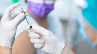 Szczepionkę przeciwko COVID-19 otrzymamy w miejscu pracy lub w aptece? Rząd rozważa taką możliwość