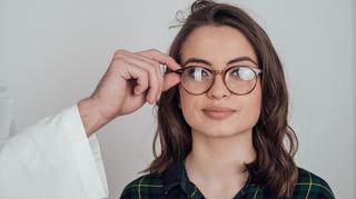 Soczewki czy okulary - co jest bezpieczniejsze dla oka?