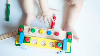 Drewniane zabawki dla niemowląt od kiedy, jakie, gdzie? Drewniane klocki, układanki i puzzle dla dzieci - czy są warte swojej ceny?
