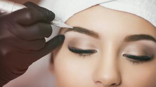 Makijaż permanentny brwi metodą piórkową - jak wygląda zabieg? Wady i zalety