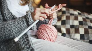 Kamizelka na drutach – co jest potrzebne do wykonania. Jak ją nosić?