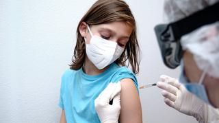 Szczepionka przeciw COVID-19 dla dzieci poniżej 12. roku życia? Premier: 