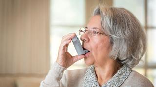 Lek na astmę pomaga w leczeniu COVID-19. 
