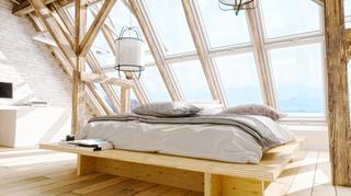 Łóżka drewniane do sypialni i z pojemnikiem - jakie wybrać?