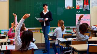 Jak ubiór nauczycieli wpływa na uczniów? 