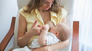 Mleko zaszczepionych matek chroni noworodki przed COVID-19? Opublikowano badania