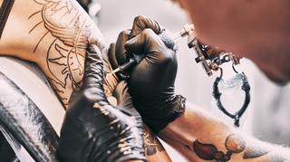 Blackout tattoo – czym jest nowy trend w tatuażach? Jakie ma zalety i wady?