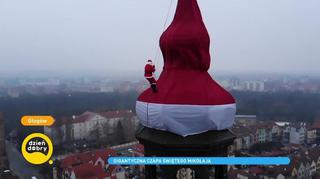Święty Mikołaj wspiął się na wieżę ratuszową w Głogowie. I zostawił tam... nakrycie głowy 