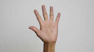 Na co swędzi lewa ręka - zabobon czy objaw choroby?