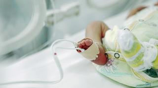 Kobieta z COVID-19 urodziła dziecko. Po porodzie podano jej osocze ozdrowieńca. 