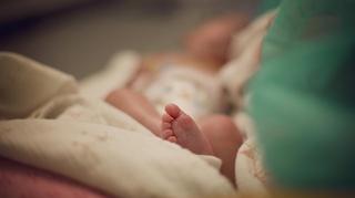 Miesięczne niemowlę zmarło w szpitalu. Ujawnione obrażenia mogą świadczyć o tym, że dziecko było maltretowane