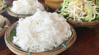 Sałatka z makaronem ryżowym, kurczakiem i ogórkiem – szybki przepis