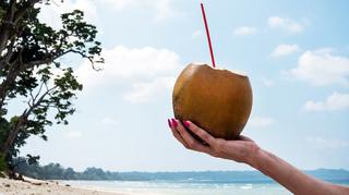 Świeży kokos – jak go otworzyć i co można z niego zrobić?