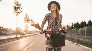 Jak jeździć na rowerze w sukience? Proste triki pozwalające połączyć sport z elegancją