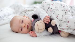 Jak ubierać niemowlę do snu?