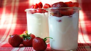 Deser jogurtowy z owocami – propozycje podania