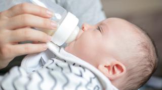Karmienie noworodków i niemowląt - podstawowe zasady karmienia piersią i butelką
