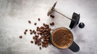 Prosty sposób na kawę bez fusów parzoną w domu. Jak działa french press?