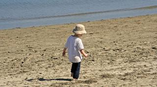 Ratownik radzi, co robić, gdy dziecko zgubi się na plaży. 