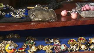 W jej kolekcji są torebki, biżuteria i suknie z przełomu wieków
