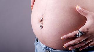 Kolczyk w pępku w ciąży - ozdoba czy pewne kłopoty? O pielęgnacji, możliwych powikłaniach i kobiecych dylematach