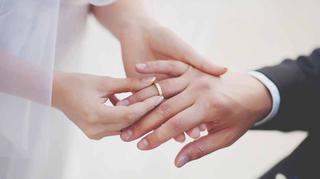 Mniej ślubów i rozwodów, coraz więcej dzieci ze związków pozamałżeńskich. GUS publikuje zaskakujące dane