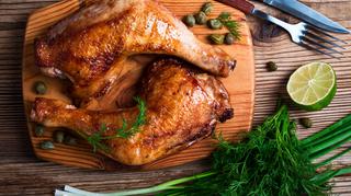 Marynata do kurczaka na grilla - przepisy na soczyste piersi z kurczaka