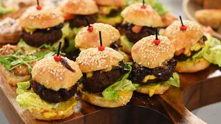 Przekąski na Sylwestra: mini burgery, tapasy i sticki z mozzarelli. Przepisy finalisty MasterChef Junior