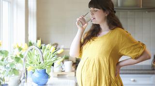 Zaparcia w ciąży - czy to normalne? Czy interwencja lekarza jest niezbędna? Domowe sposoby na zaparcia w ciąży