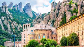 Montserrat niedaleko Barcelony - imponujący klasztor na górskim zboczu
