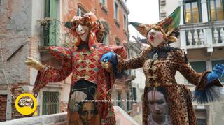 Weneckie maski karnawałowe na wystawie w Gdyni. 