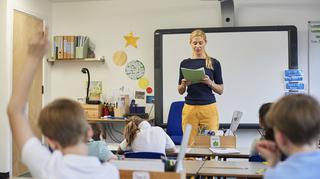 Zarobki nauczycieli – ile zarabia nauczyciel kontraktowy, a ile mianowany?
