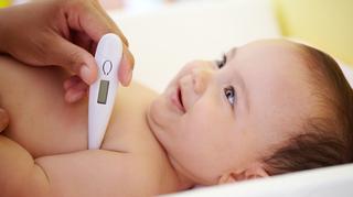 Jak skutecznie i bezpiecznie radzić sobie z gorączką u niemowlaka?