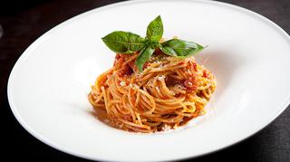 Makaron z pomidorami i mozzarellą – jak smakuje włoska klasyka?