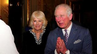 Książę Karol i księżna Camilla pokazali świąteczną kartkę. Dopisuje im humor, mimo zerwania bożonarodzeniowej tradycji