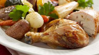 Pieczony kurczak z warzywami – kurczak w całości, udka lub pierś z kurczaka – jak zrobić?