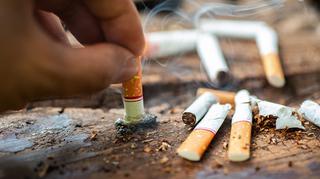 Jak palenie papierosów wpływa na przebieg COVID-19? Nowe ustalenia naukowców dają do myślenia