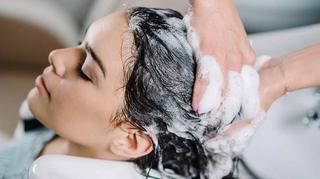 Peeling do włosów – jak się go stosuje i jak go zrobić w domu?