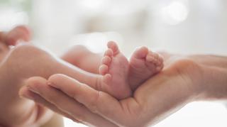 Alanis Morissette urodziła trzecie dziecko! Znamy płeć, piosenkarka pokazała zdjęcie maluszka