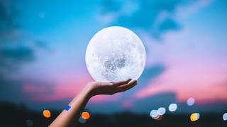 Co przyniesie zaćmienie Księżyca? Horoskop dla wszystkich znaków