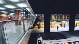 Postawiono zarzuty mężczyźnie, który biegał po wagonach metra w Warszawie