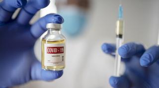 Skuteczność szczepionki przeciw COVID-19 a wariant Delta. Czy będzie potrzebna trzecia dawka? 