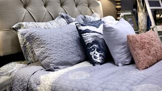 Łóżko tapicerowane z pojemnikiem, czyli luksus w sypialni
