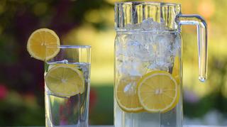 Jak na twój organizm wpłynie picie wody z cytryną na czczo?